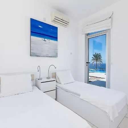 An Executive 3 Bedroom Villa, Private Pool, Ac Wifi In Rooms, Internet Tv *