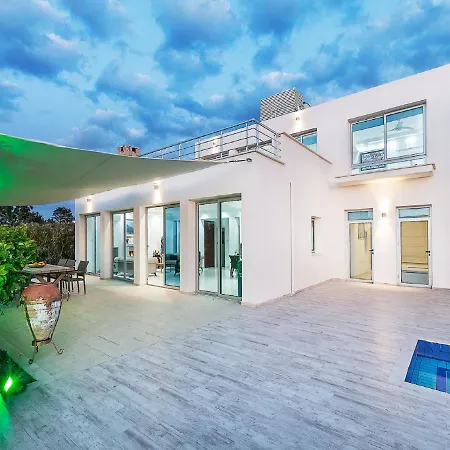 An Executive 3 Bedroom Villa, Private Pool, Ac Wifi In Rooms, Internet Tv Vilă Agios Amvrosios (Kyrenia)